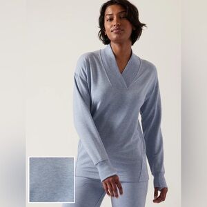 Athleta Clarity V-Neck Sweatshirt in Blue, size XS